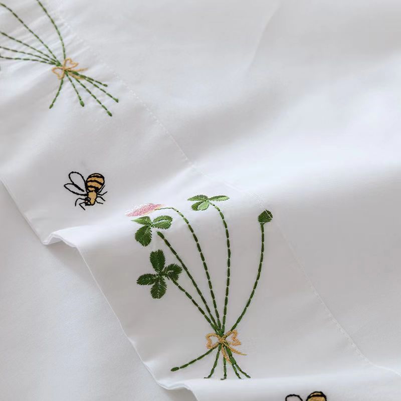 Czysta biała pościel z haftem  – Home Textiles Luxury recenzja i cena