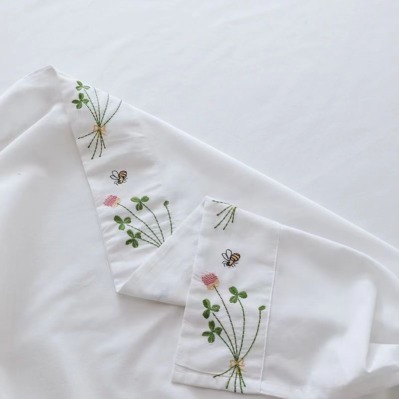 Czysta biała pościel z haftem  – Home Textiles Luxury recenzja i cena